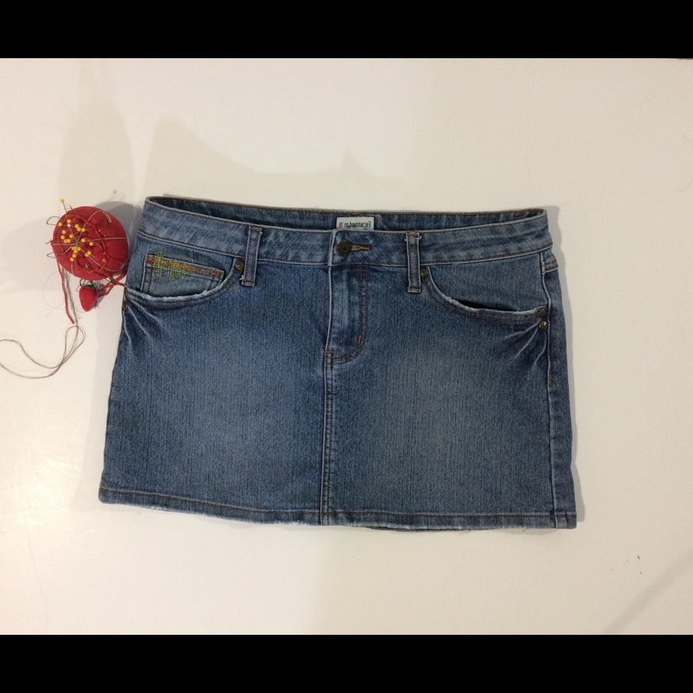 No Boundries woman’s 11 distressed denim skirt